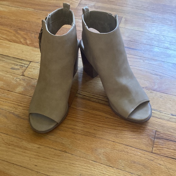 Circus by Sam Edelman Kammi Tan Peep Toe Heels - Picture 1 of 8